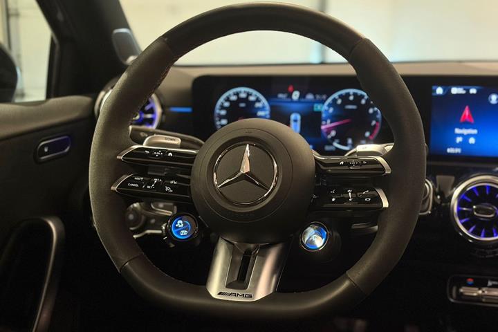 Gul Mercedes A45 fra 2024