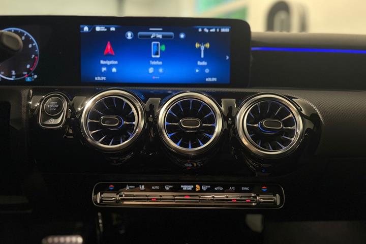 Gul Mercedes A45 fra 2024