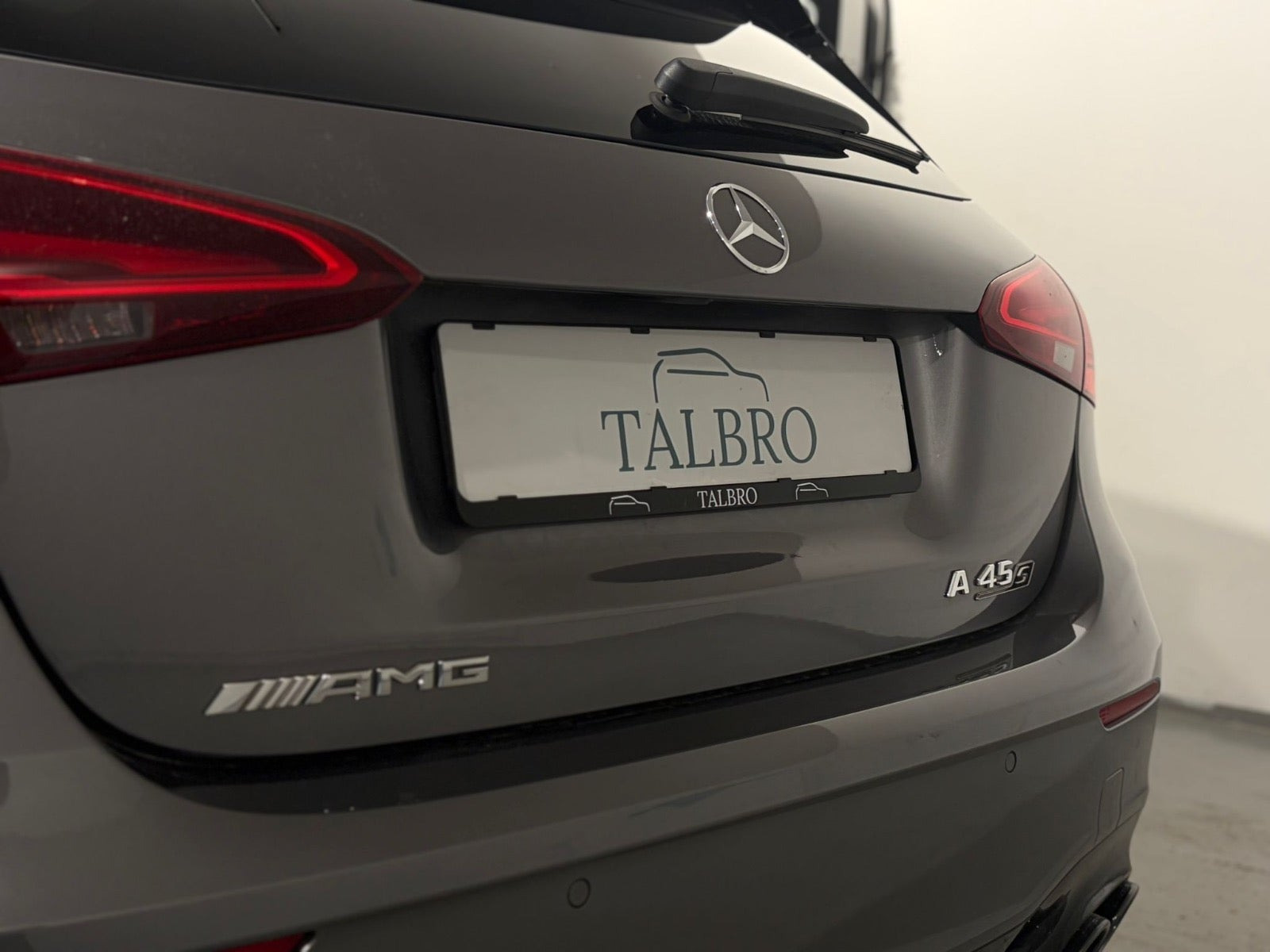 Gul Mercedes A45 fra 2024