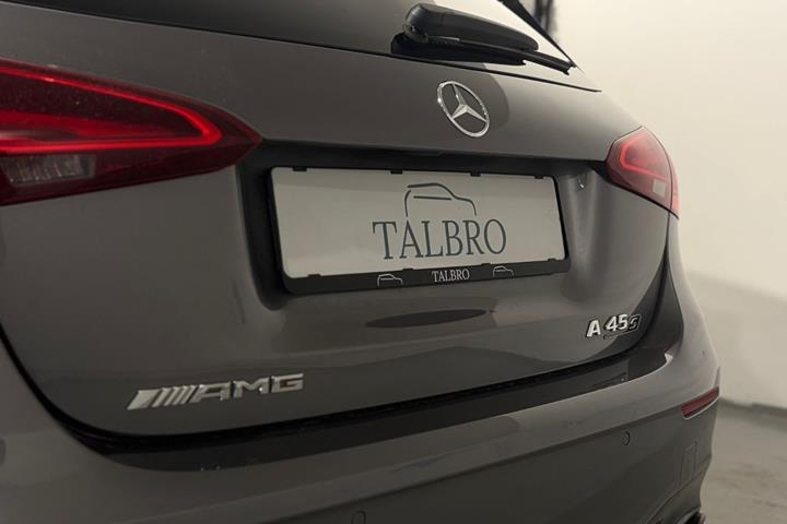 Gul Mercedes A45 fra 2024
