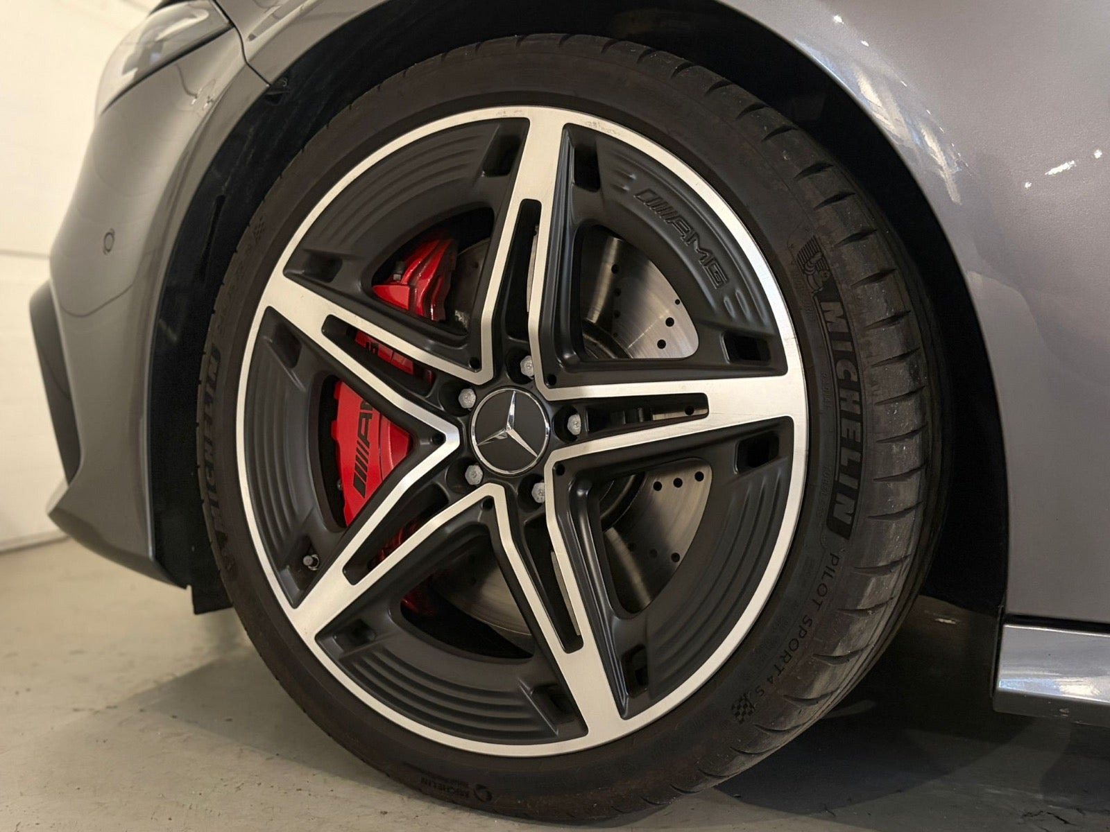 Gul Mercedes A45 fra 2024
