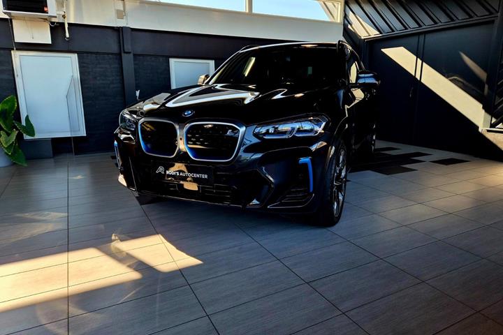 Grå BMW iX3 fra 2023