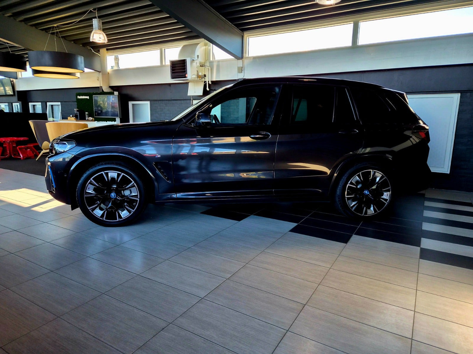 Grå BMW iX3 fra 2023