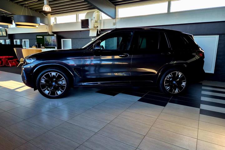 Grå BMW iX3 fra 2023