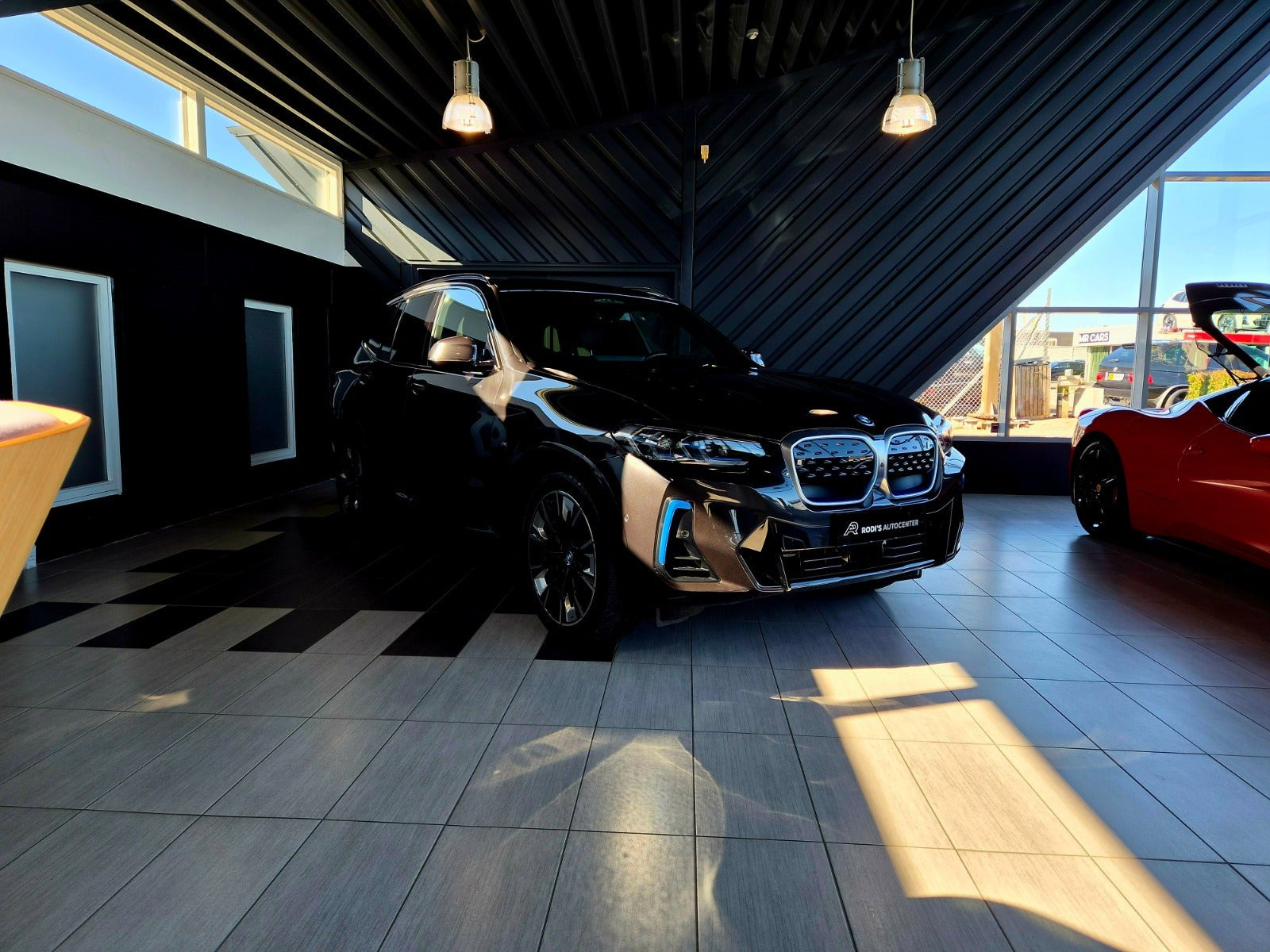 Grå BMW iX3 fra 2023