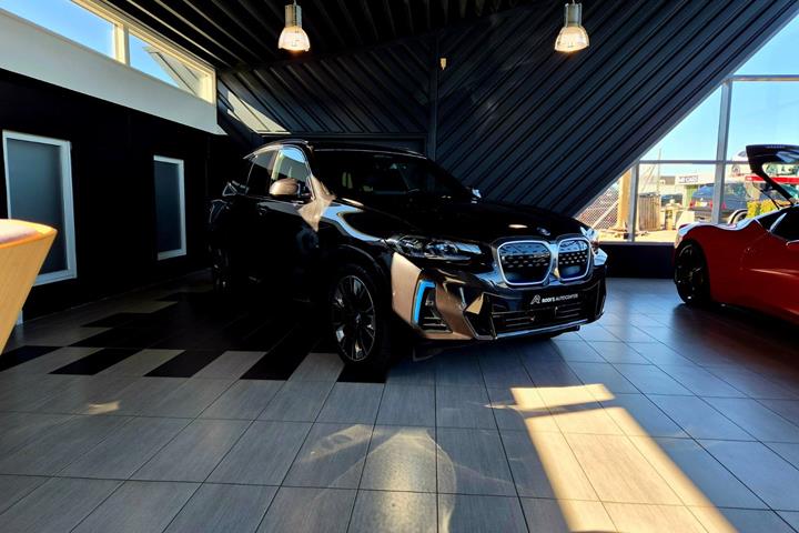 Grå BMW iX3 fra 2023