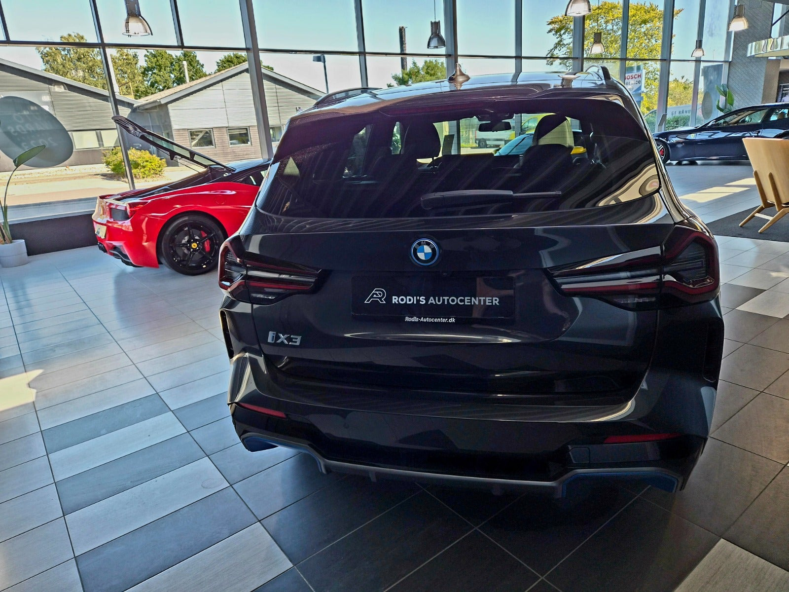 Grå BMW iX3 fra 2023