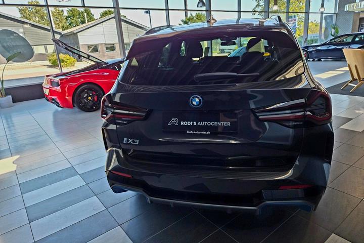Grå BMW iX3 fra 2023