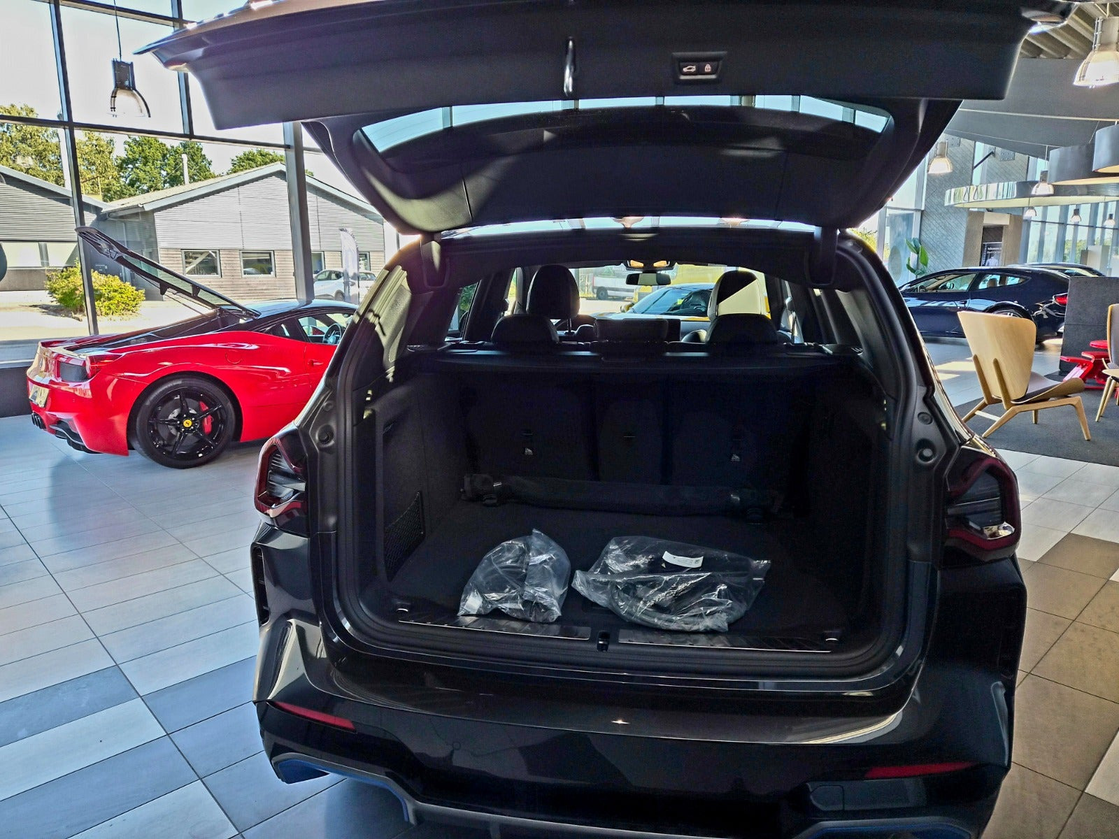 Grå BMW iX3 fra 2023