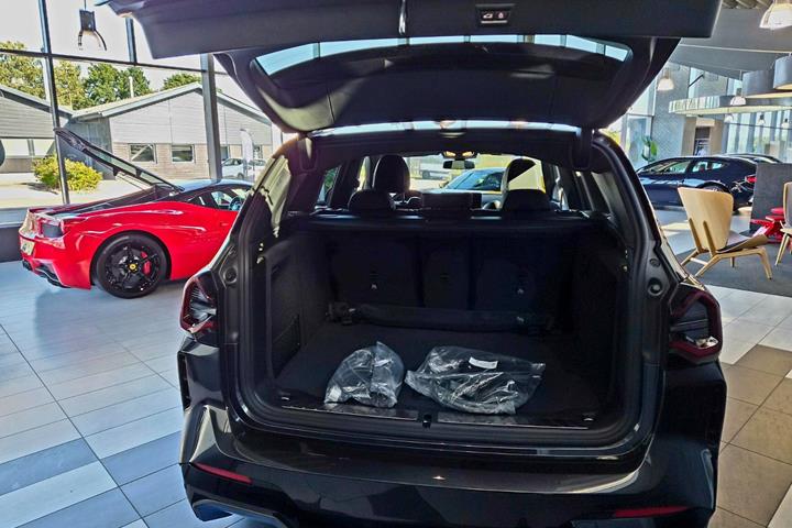 Grå BMW iX3 fra 2023