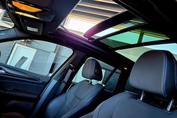 Grå BMW iX3 fra 2023