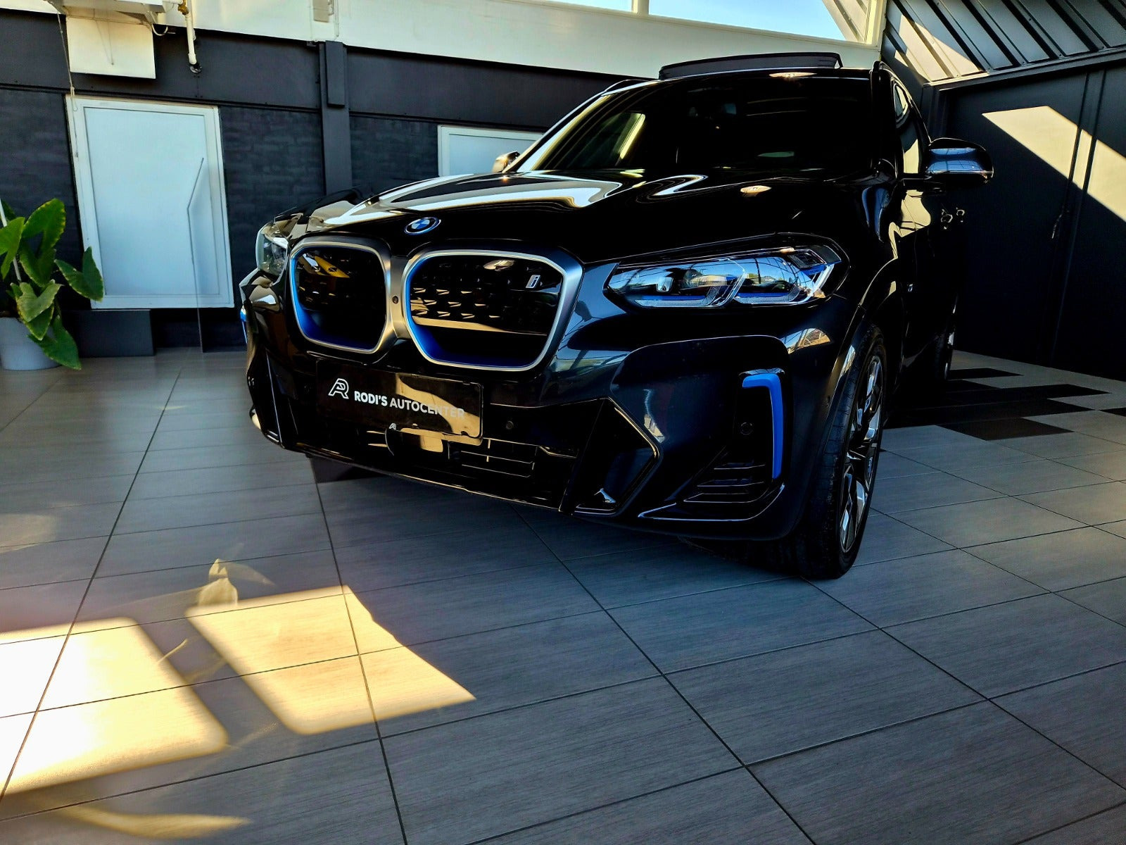 Grå BMW iX3 fra 2023