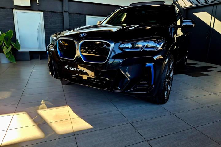 Grå BMW iX3 fra 2023