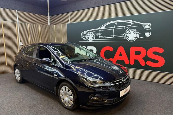 Blå Opel Astra fra 2019 set udefra