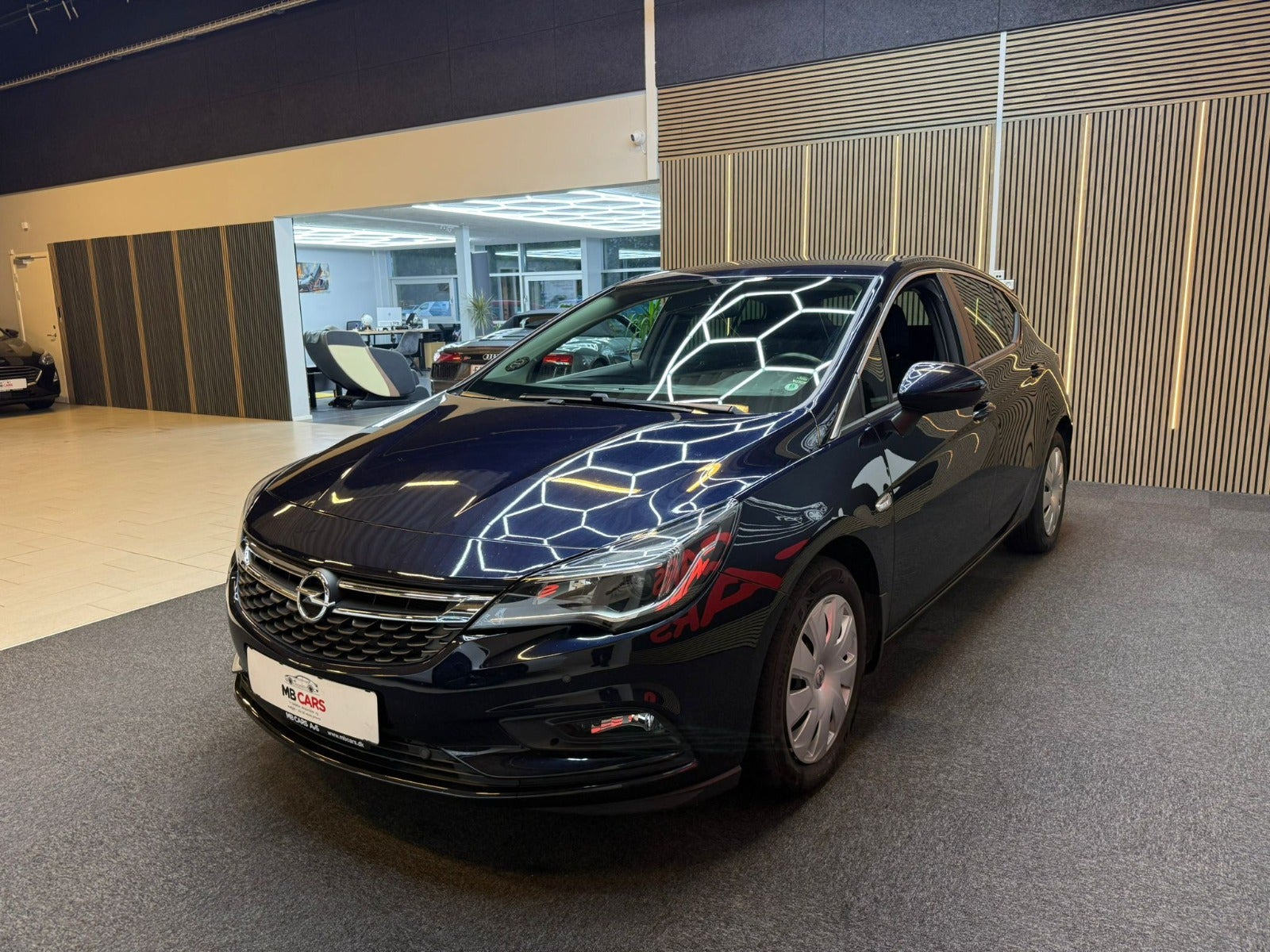 Blå Opel Astra fra 2019