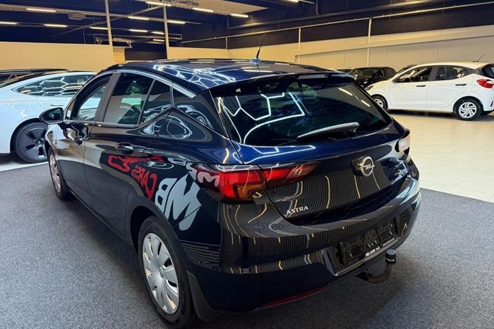 Blå Opel Astra fra 2019