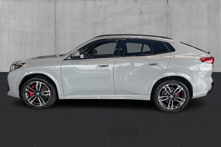 Grå BMW iX2 fra 2025