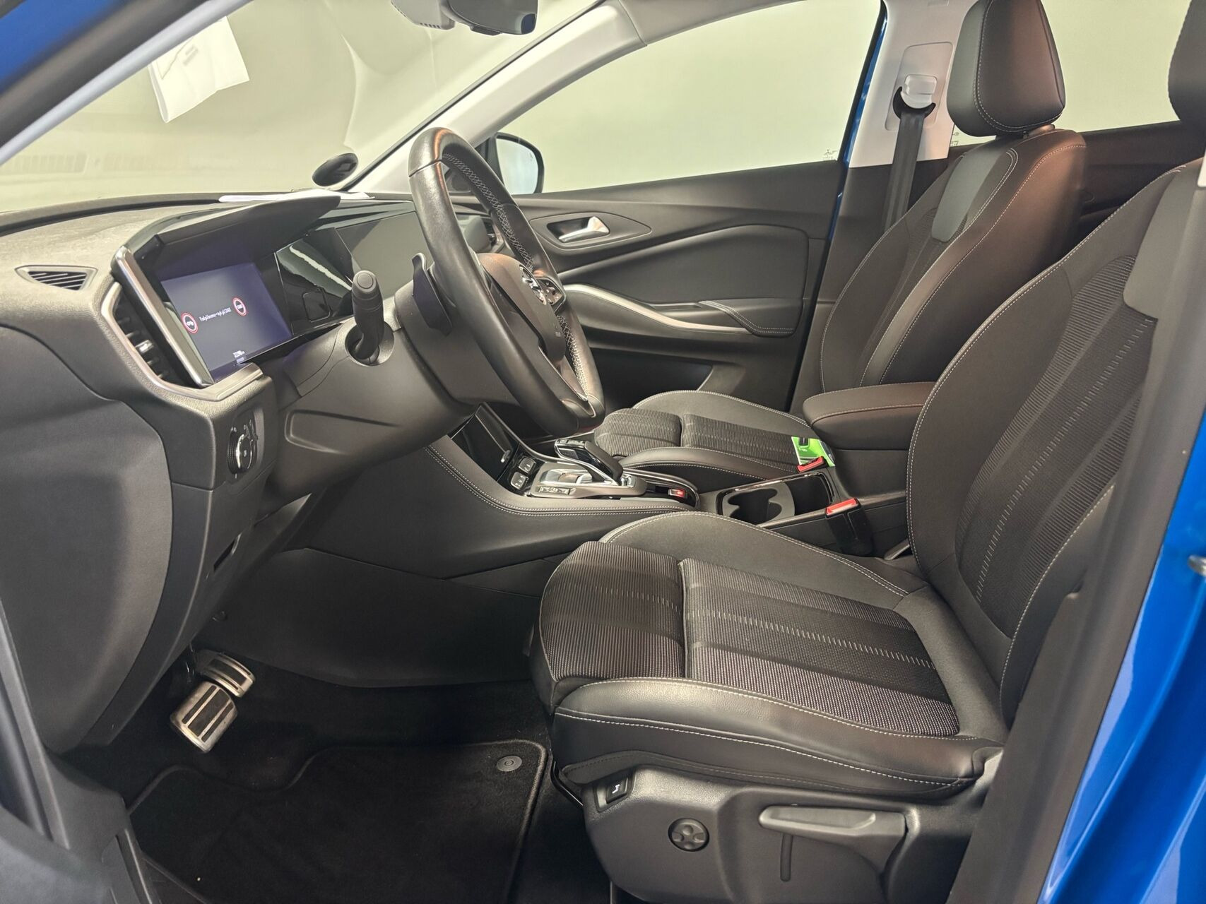 Blå Opel Grandland fra 2023