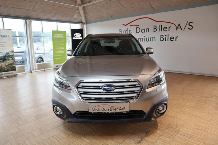 Orange Subaru Outback fra 2016