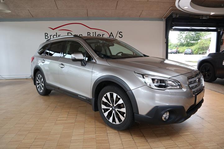 Orange Subaru Outback fra 2016