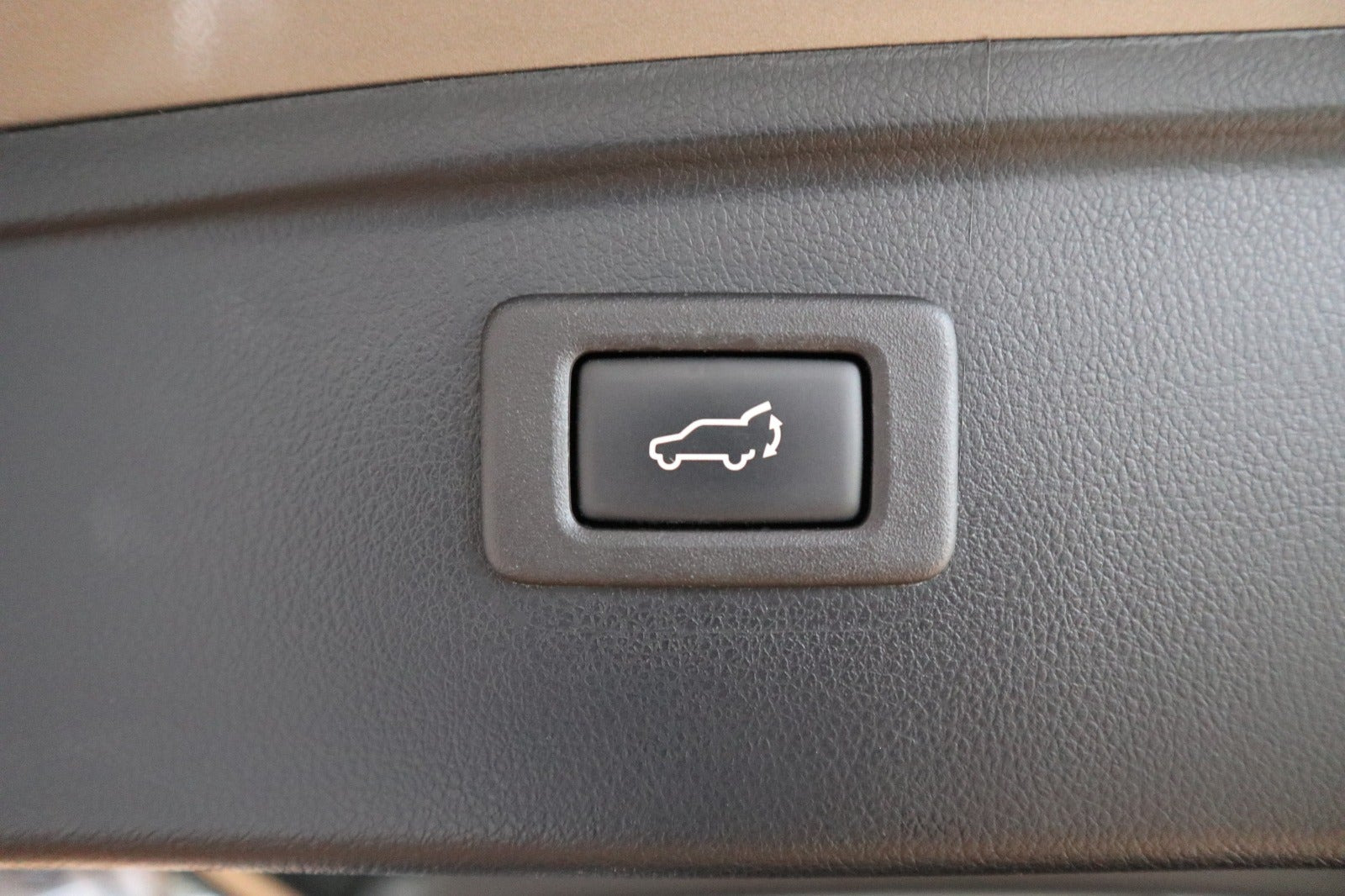Orange Subaru Outback fra 2016