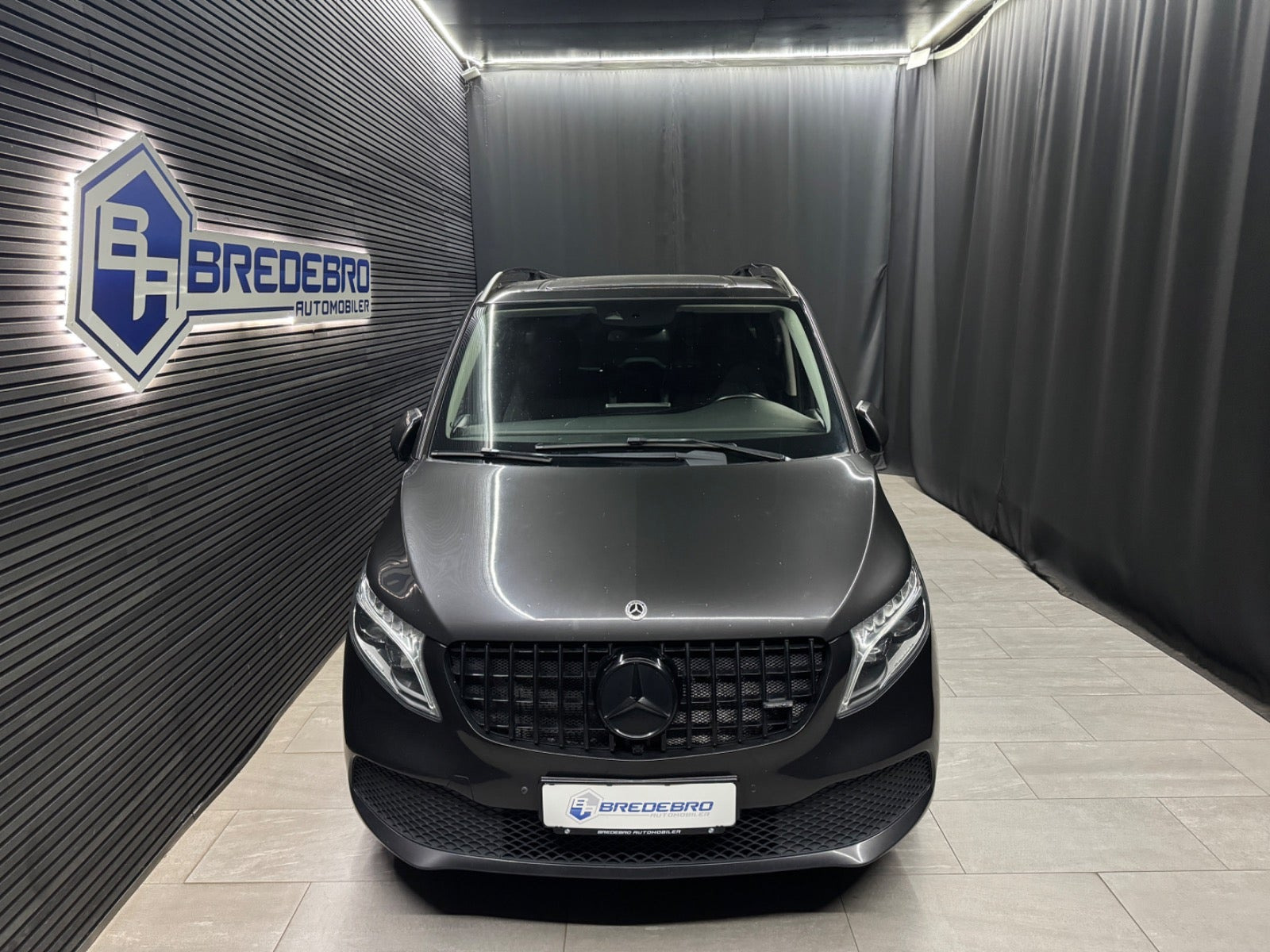 Grå Mercedes V250 d fra 2022