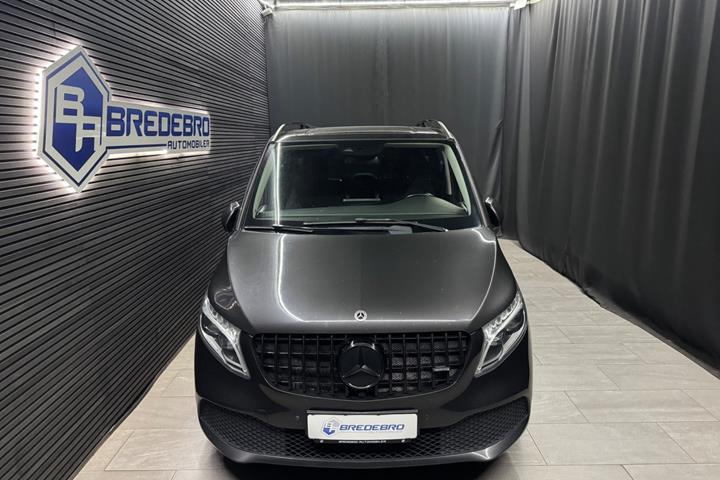 Grå Mercedes V250 d fra 2022