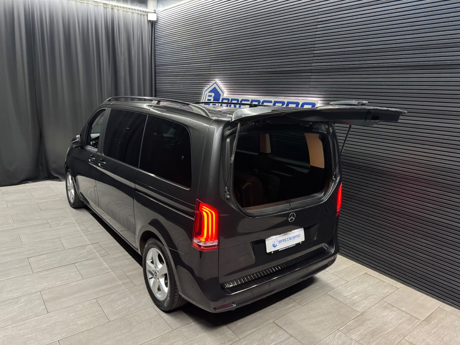 Grå Mercedes V250 d fra 2022