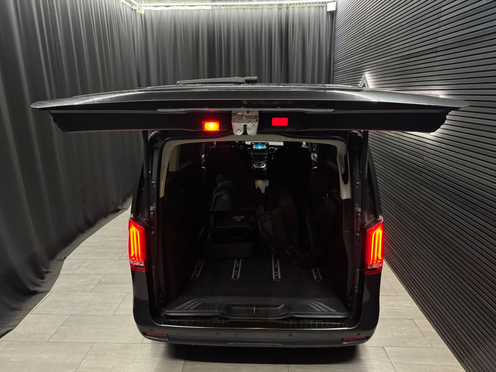 Grå Mercedes V250 d fra 2022