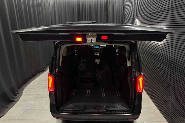 Grå Mercedes V250 d fra 2022