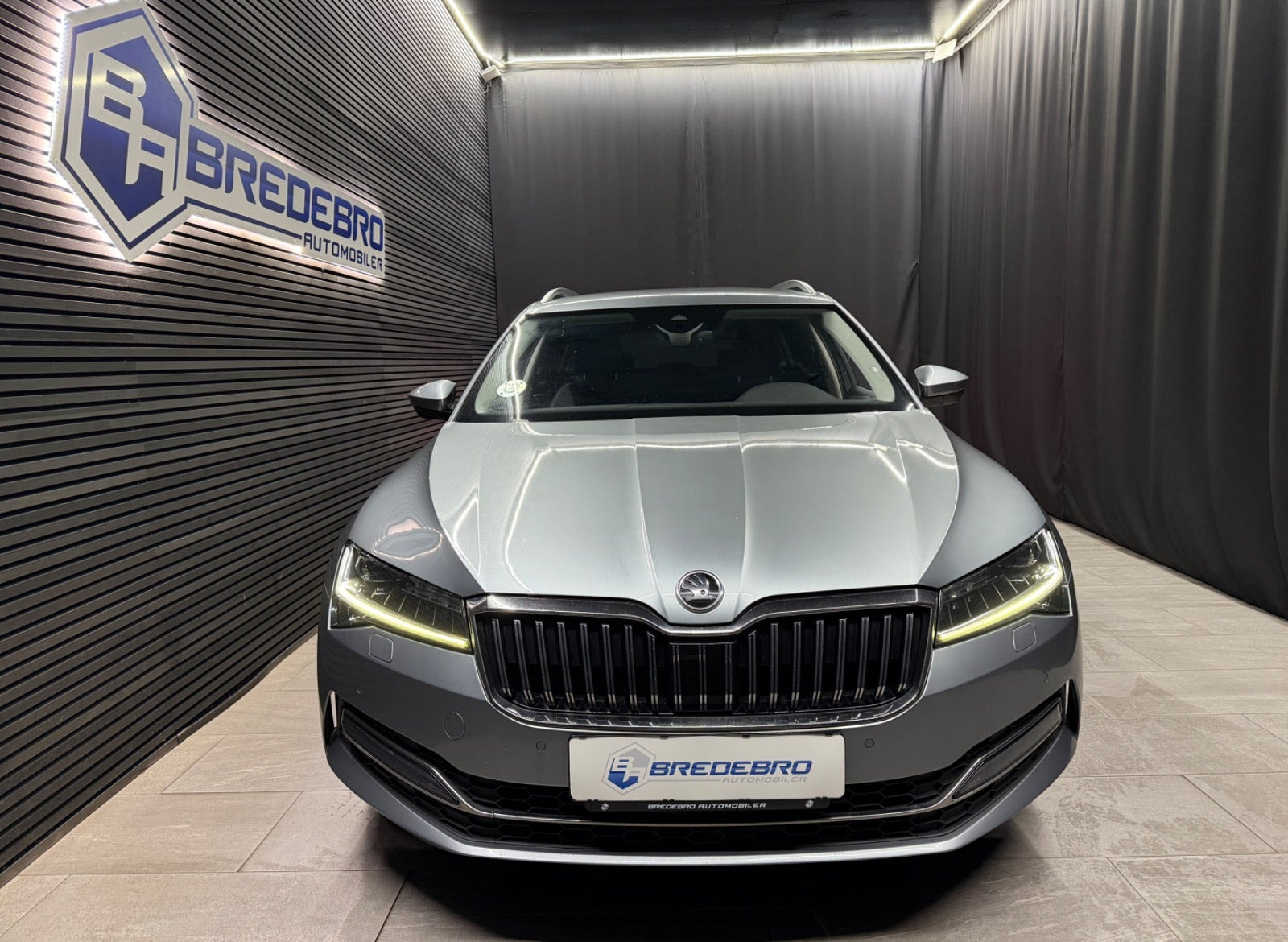 Sort Skoda Superb fra 2020