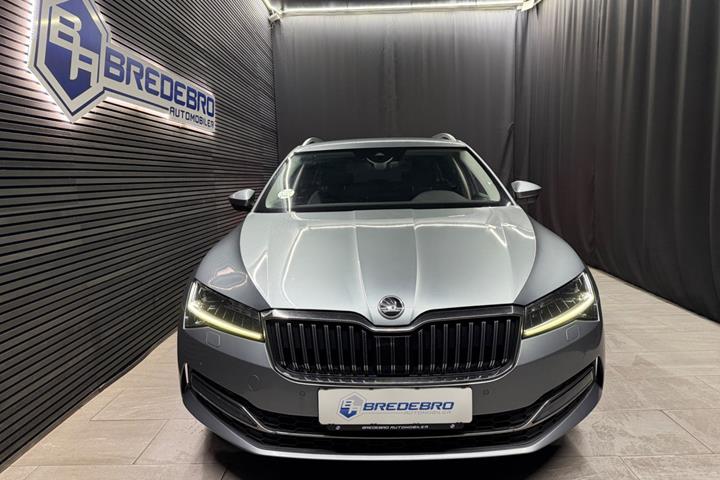 Sort Skoda Superb fra 2020