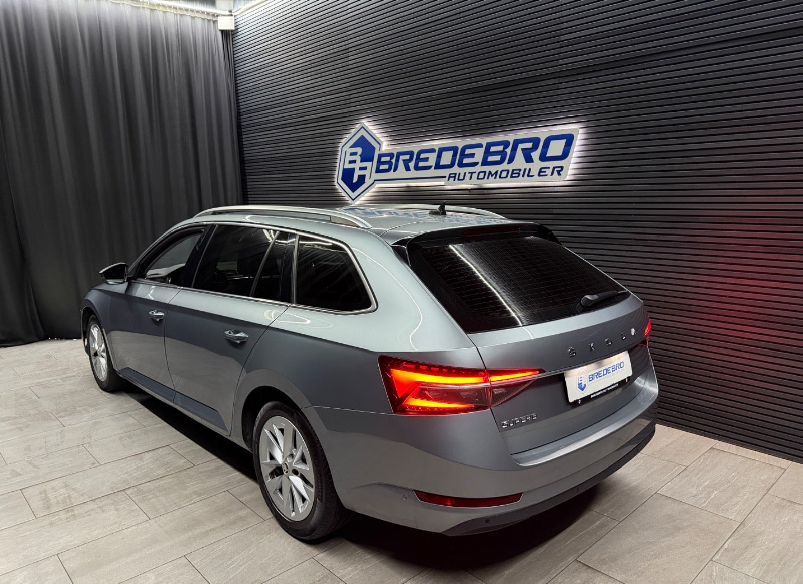 Sort Skoda Superb fra 2020
