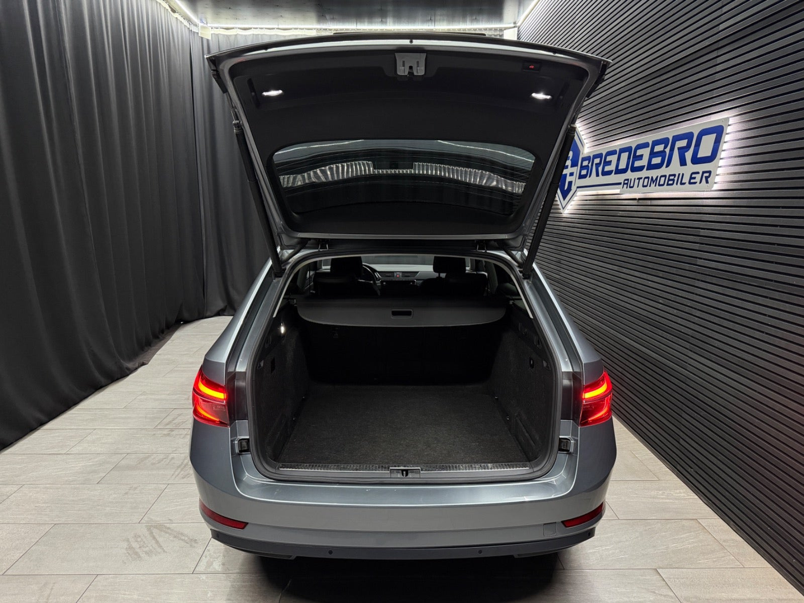 Sort Skoda Superb fra 2020