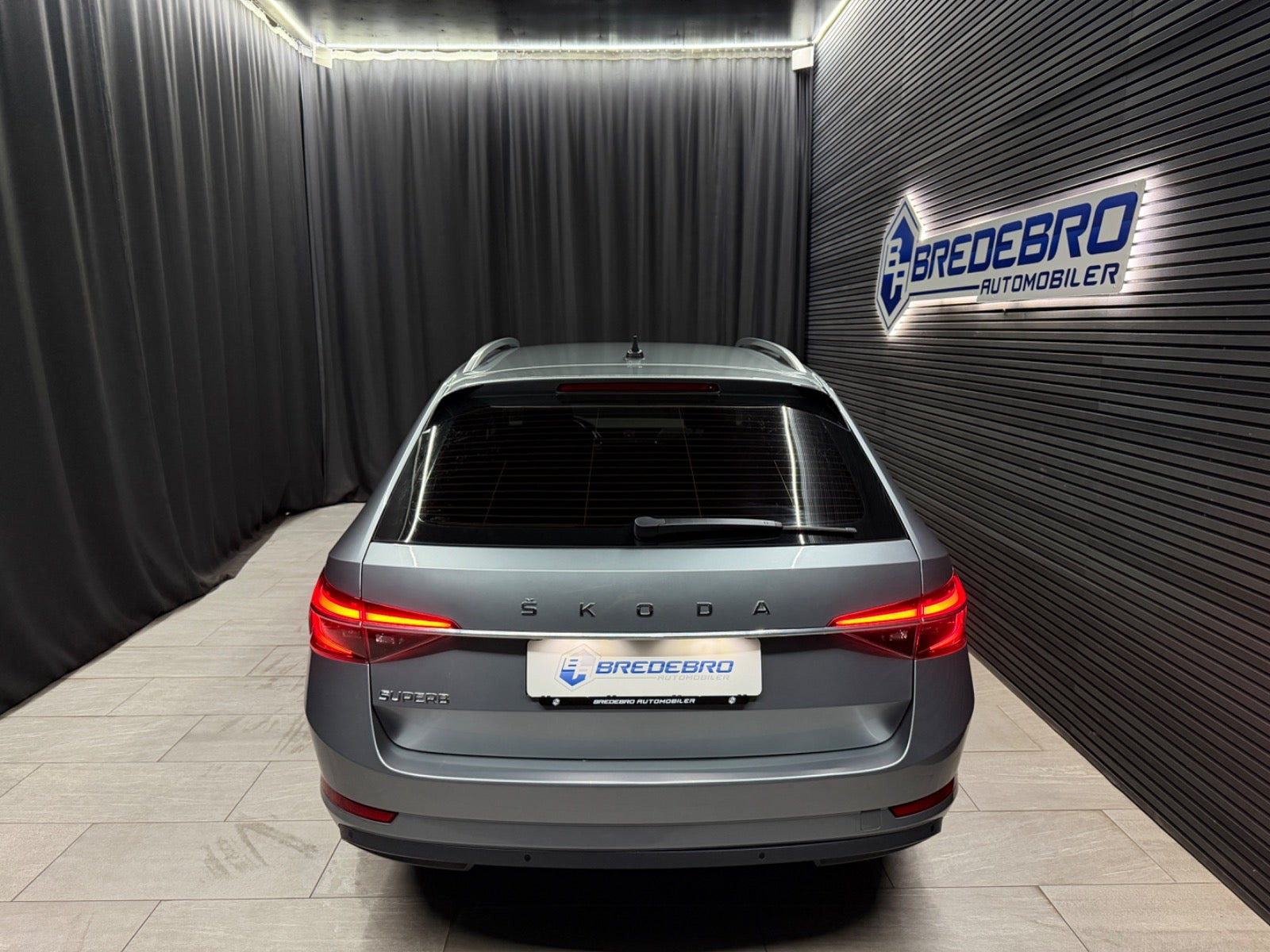 Sort Skoda Superb fra 2020