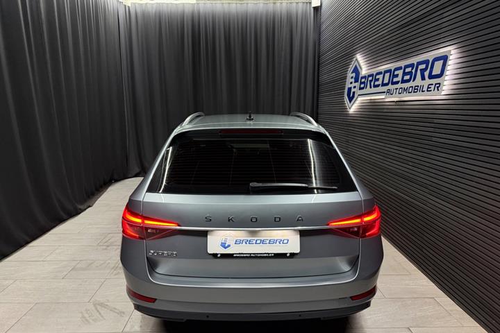 Sort Skoda Superb fra 2020