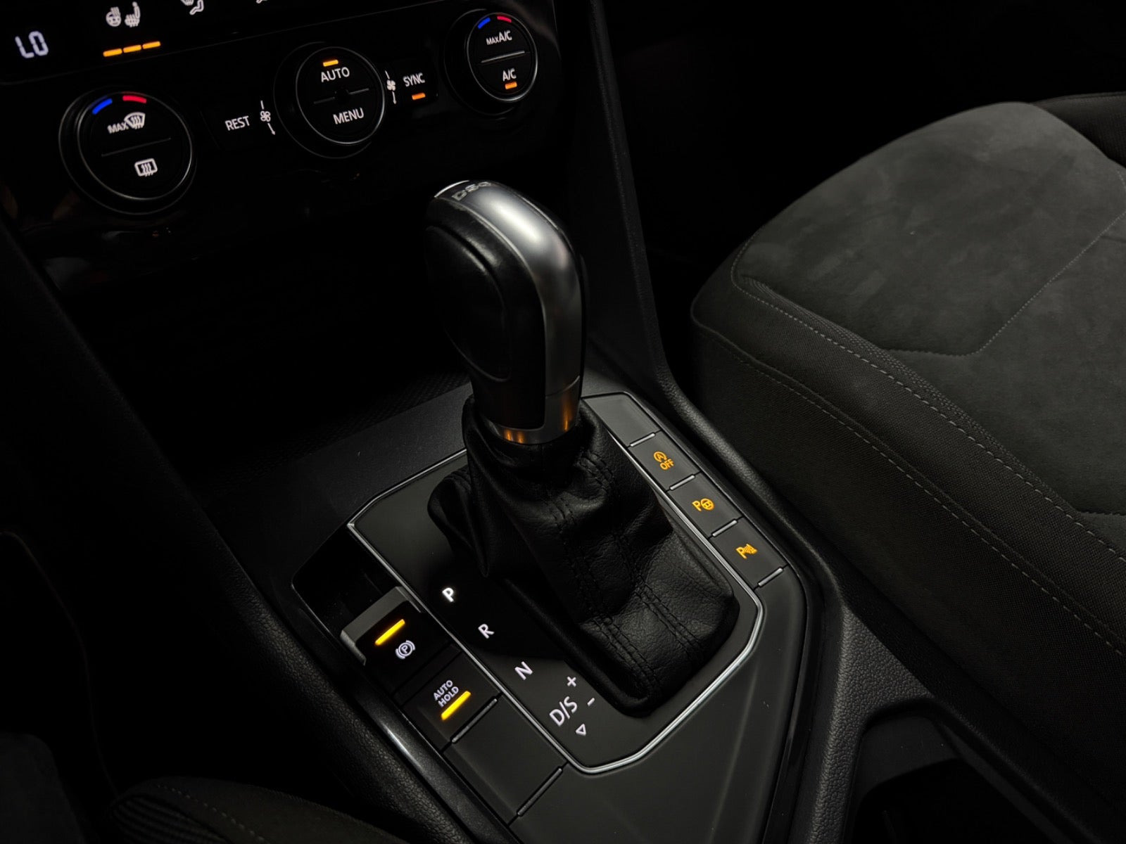 Grå VW Tiguan fra 2018