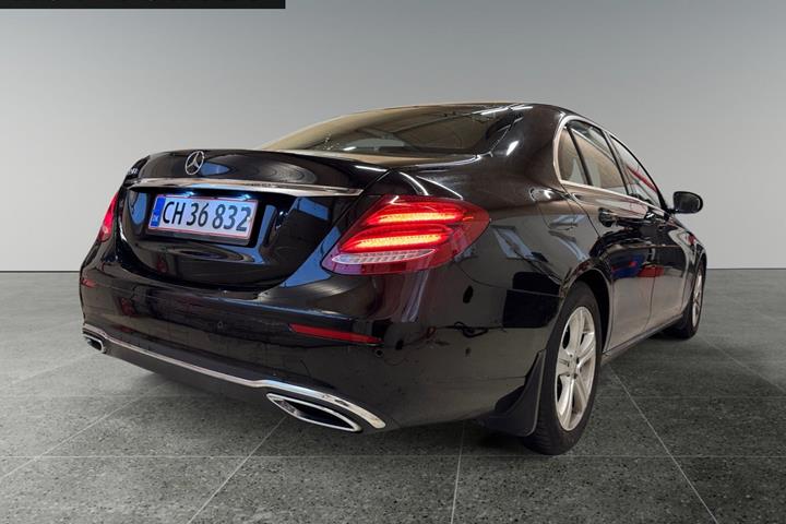 Sort Mercedes E220 d fra 2017