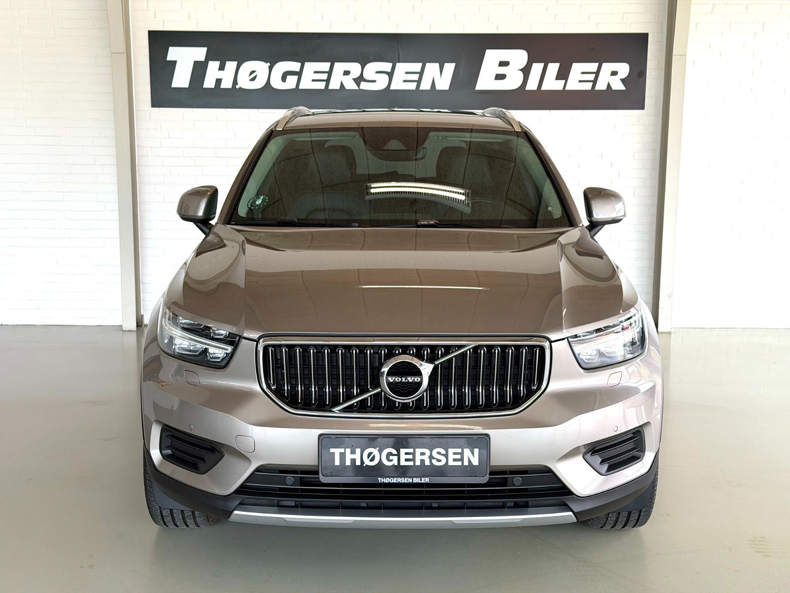 Orange Volvo XC40 fra 2022