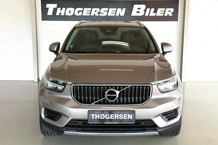 Orange Volvo XC40 fra 2022