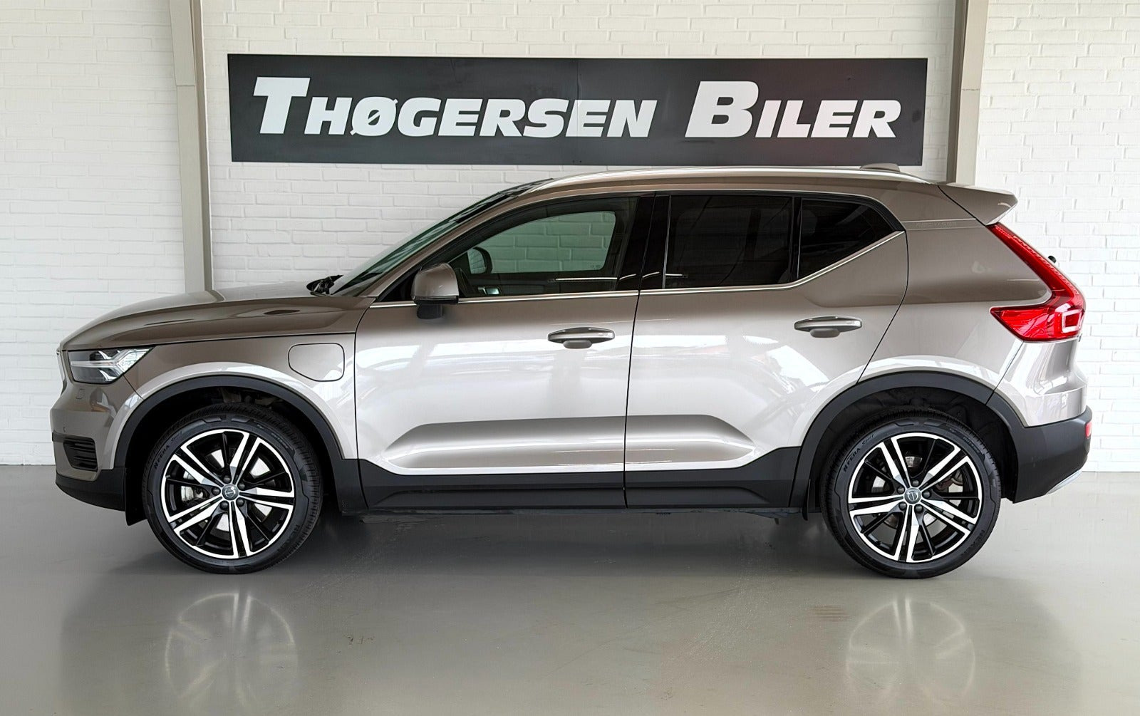 Orange Volvo XC40 fra 2022