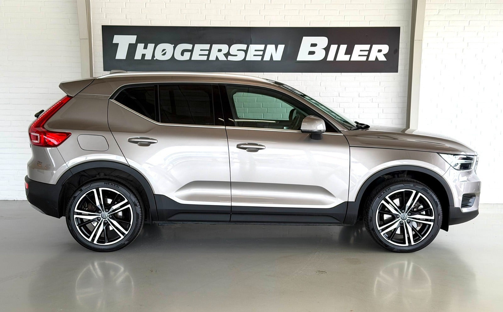 Orange Volvo XC40 fra 2022