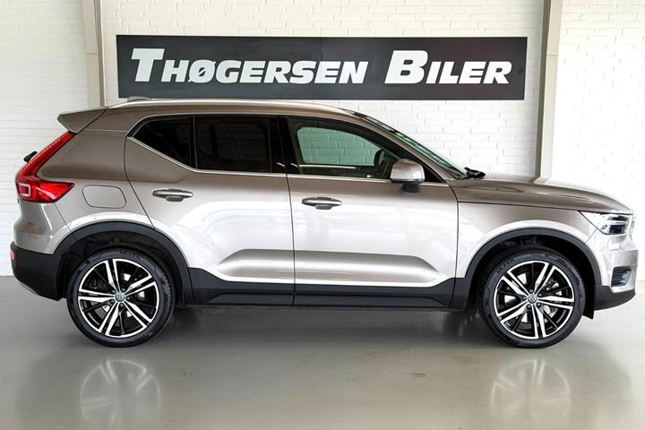 Orange Volvo XC40 fra 2022