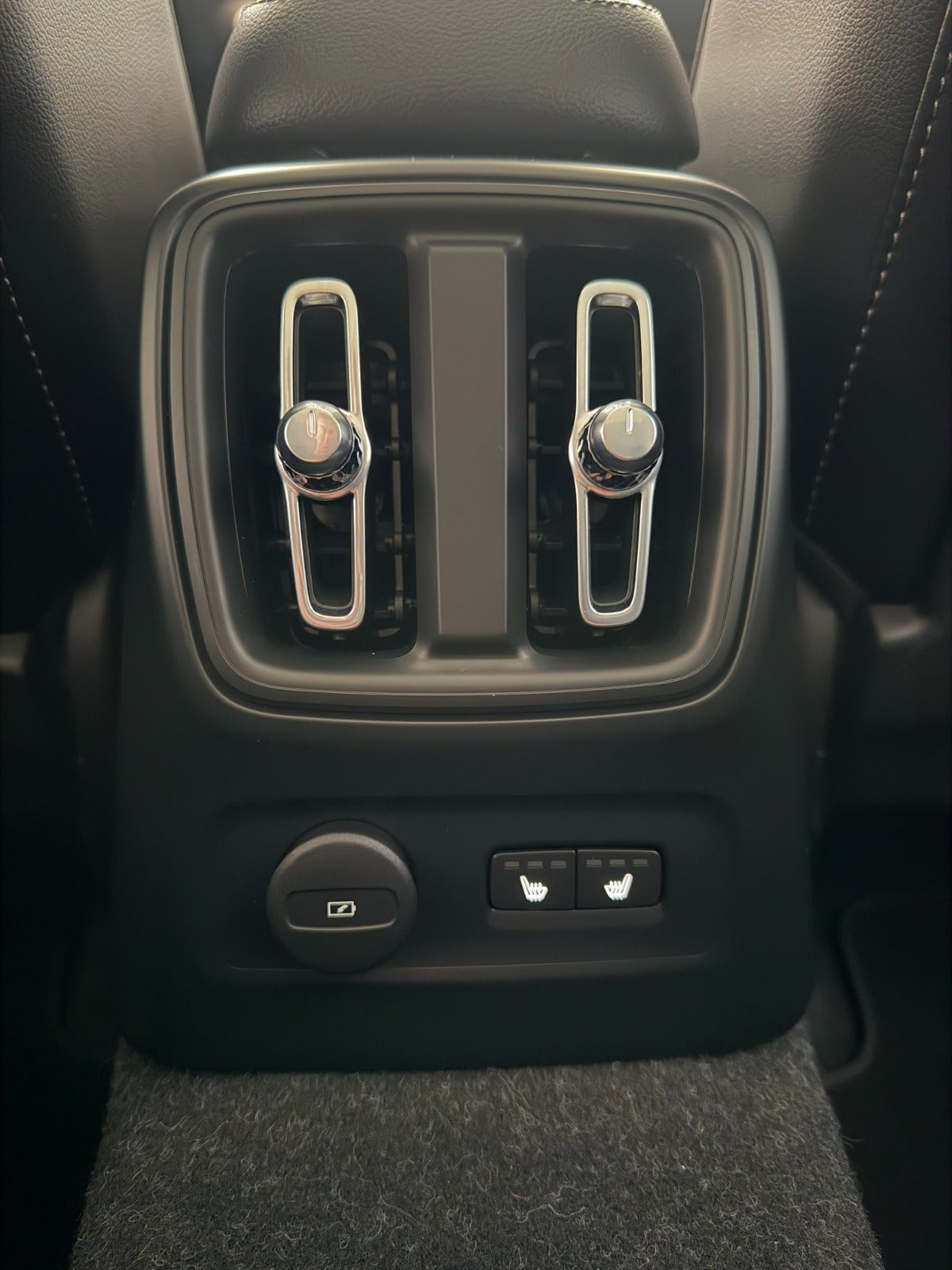 Orange Volvo XC40 fra 2022