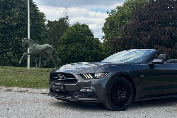 Grå Ford Mustang fra 2015
