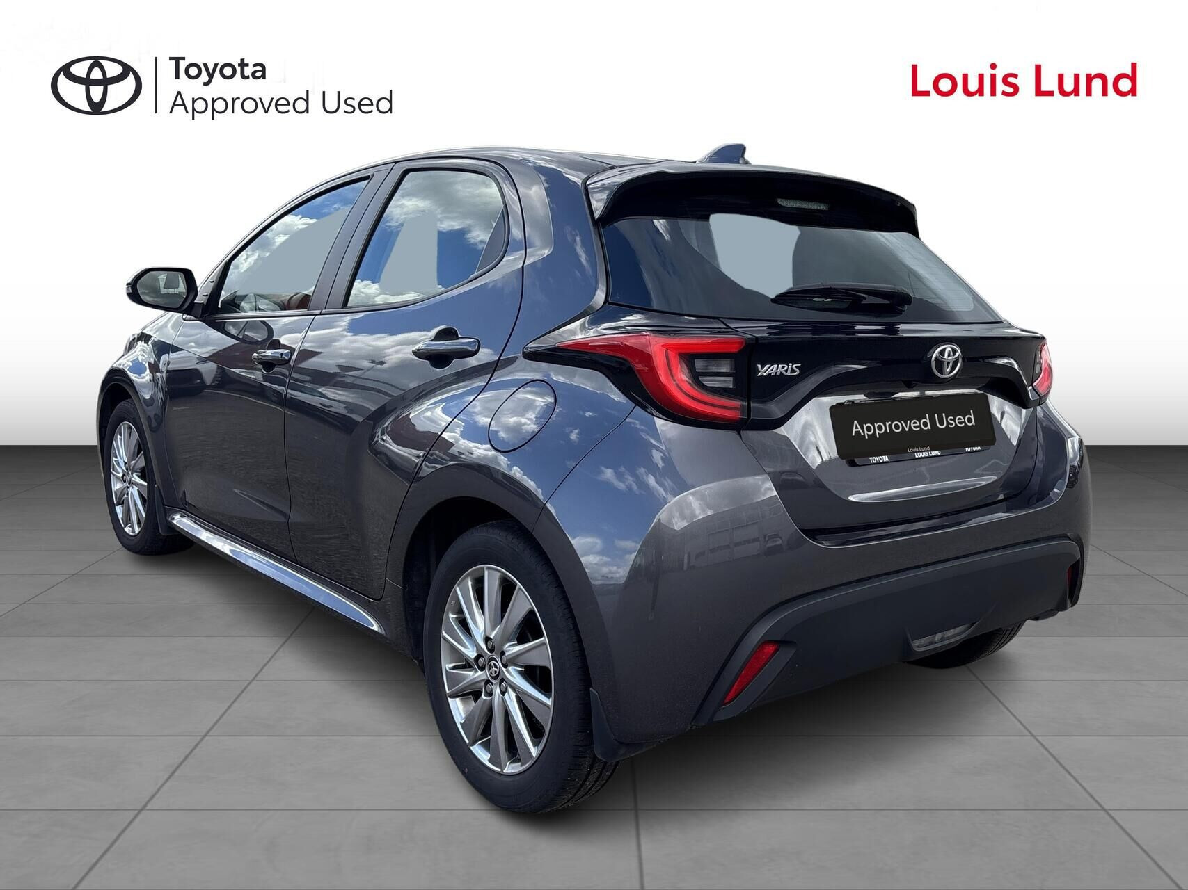 Grå Toyota Yaris fra 2022