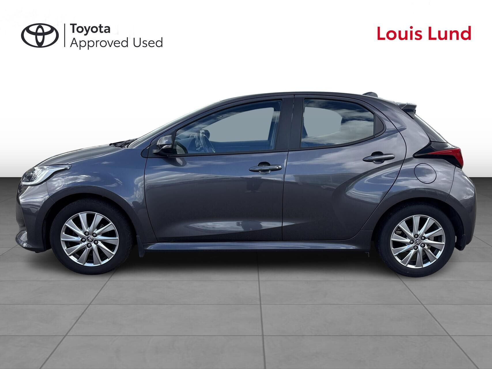 Grå Toyota Yaris fra 2022