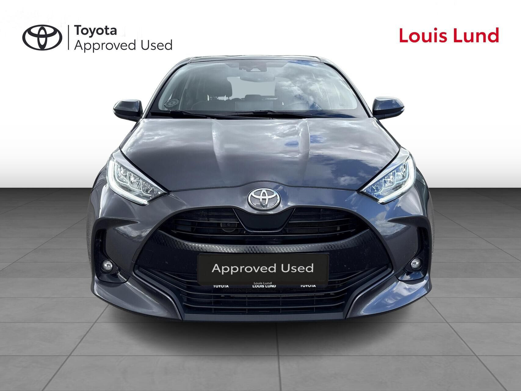 Grå Toyota Yaris fra 2022