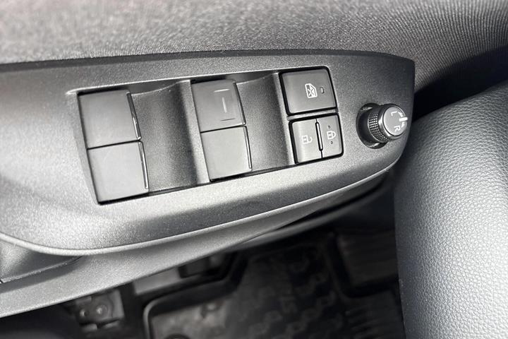 Grå Toyota Yaris fra 2022