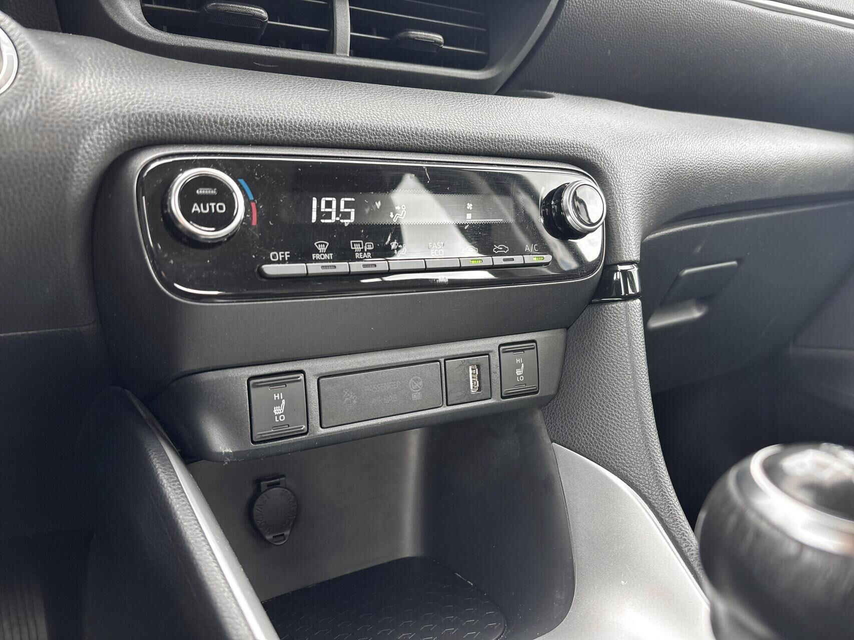 Grå Toyota Yaris fra 2022